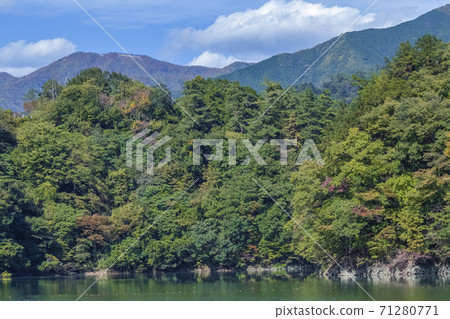 Furusato Mountain Village on the shores of Lake Okutama in autumn 71280771