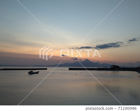 Evening view, Mt. Fugen (from Shimabara Peninsula, Kumamoto) Evening view, Mt. Fugen (from Shimabara Peninsula, Kumamoto) 71280996