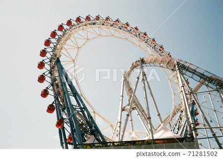 電影上的摩天輪和藍天 71281502