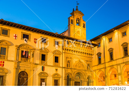 Palace in Grande Square in Arezzo, Italy Palace in Grande Square in Arezzo, Italy 71281622