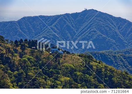 Tanzawa · Okura ridge of the fresh green seen from the Nabe mountain ridge and Oyama 71281664