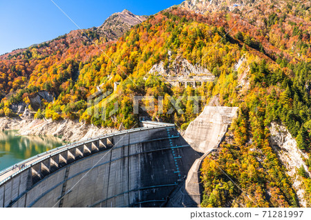 富山縣 秋天的黑部大壩 秋天的紅葉 照片素材 圖片 圖庫