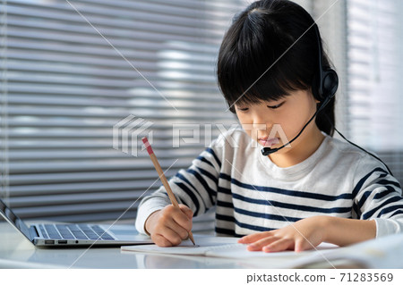 A girl learning online. 71283569