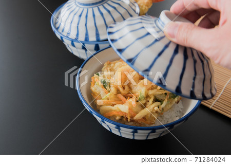 Kakiage bowl tempura Japanese tableware image Kakiage bowl tempura Japanese tableware image 71284024