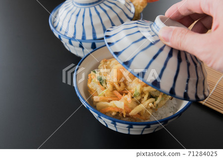 Kakiage bowl tempura Japanese tableware image Kakiage bowl tempura Japanese tableware image 71284025