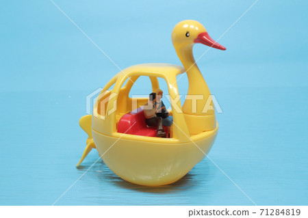 a fun of figure site in the duck boat 71284819