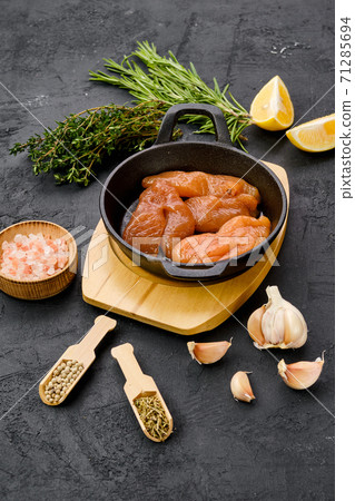Fish caviar in cast iron pan Fish caviar in cast iron pan 71285694