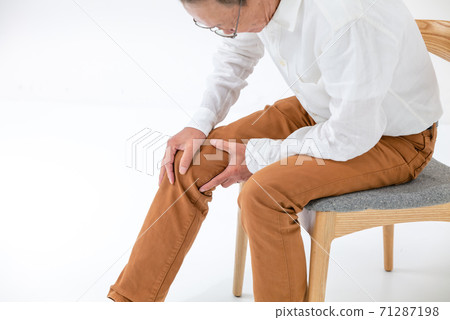 Senior man suffering from knee pain Senior man suffering from knee pain 71287198