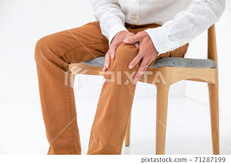 Senior man suffering from knee pain Senior man suffering from knee pain 71287199