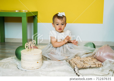 Eco Friendly Baby First Birthday Party with cake. 1st Birthday ideas with natural decoration. Sustainable eco-friendly birthday alternatives party for little girl Eco Friendly Baby First Birthday Party with cake. 1st Birthday ideas with natural decoration. Sustainable eco-friendly birthday alternatives party for little girl 71287635