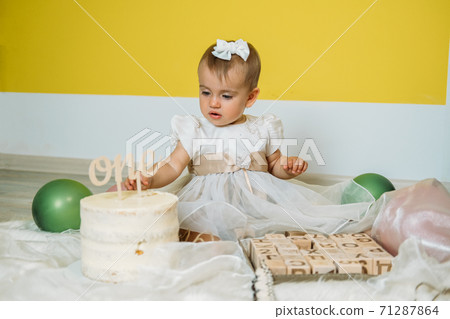 Eco Friendly Baby First Birthday Party with cake. 1st Birthday ideas with natural decoration. Sustainable eco-friendly birthday alternatives party for little girl 71287864