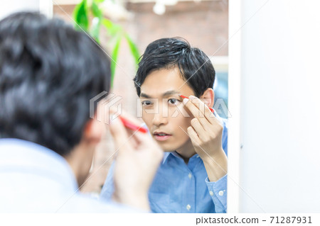 Young men who care for their skin Men's makeup Young men who care for their skin Men's makeup 71287931