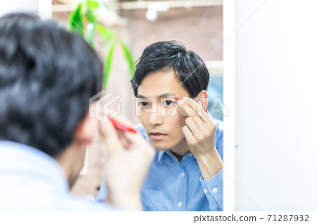 Young men who care for their skin Men's makeup Young men who care for their skin Men's makeup 71287932