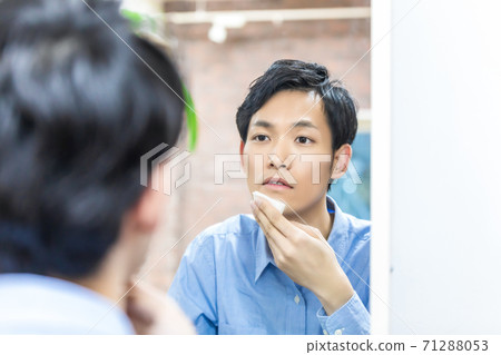 Young men who care for their skin Men's makeup Young men who care for their skin Men's makeup 71288053