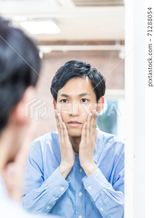 Young men who care for their skin Men's makeup Young men who care for their skin Men's makeup 71288054