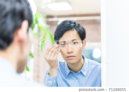Young men who care for their skin Men's makeup Young men who care for their skin Men's makeup 71288055