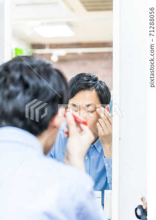 Young men who care for their skin Men's makeup Young men who care for their skin Men's makeup 71288056