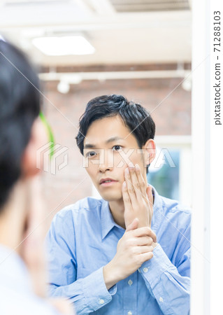 Young men who care for their skin Men's makeup Young men who care for their skin Men's makeup 71288103
