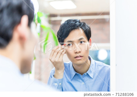 Young men who care for their skin Men's makeup Young men who care for their skin Men's makeup 71288106