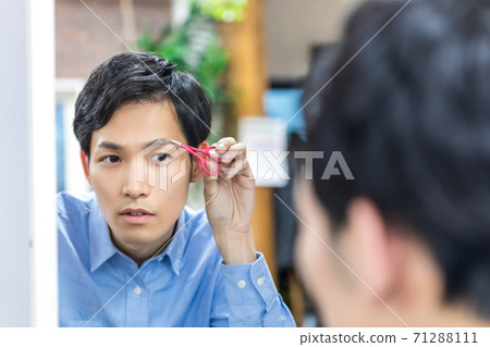 Young men who care for their skin Men's makeup Young men who care for their skin Men's makeup 71288111