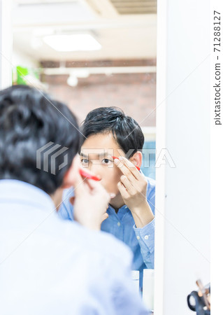 Young men who care for their skin Men's makeup Young men who care for their skin Men's makeup 71288127
