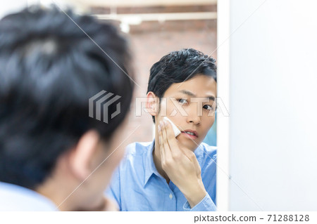 保養肌膚的年輕男士男士化妝 71288128