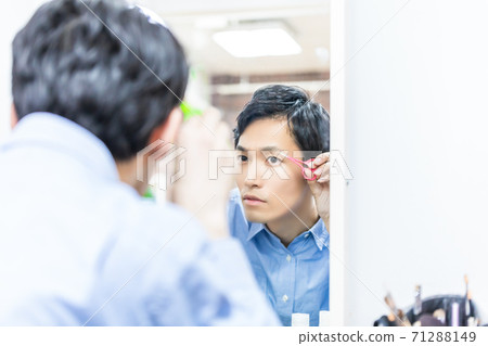 Young men who care for their skin Men's makeup Young men who care for their skin Men's makeup 71288149