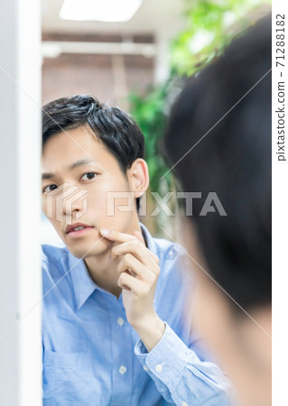 Young men who care for their skin Men's makeup Young men who care for their skin Men's makeup 71288182