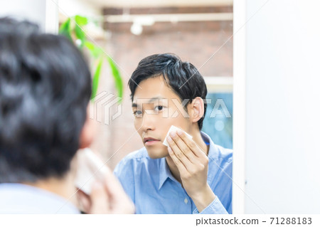 Young men who care for their skin Men's makeup Young men who care for their skin Men's makeup 71288183