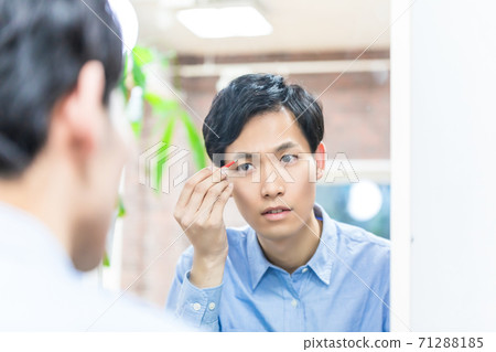 Young men who care for their skin Men's makeup Young men who care for their skin Men's makeup 71288185