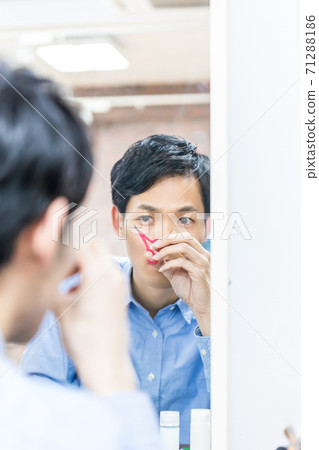 Young men who care for their skin Men's makeup Young men who care for their skin Men's makeup 71288186