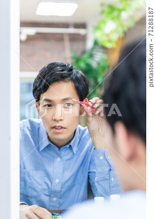 Young men who care for their skin Men's makeup Young men who care for their skin Men's makeup 71288187
