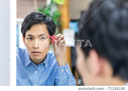 Young men who care for their skin Men's makeup Young men who care for their skin Men's makeup 71288188