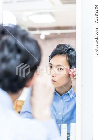 Young men who care for their skin Men's makeup Young men who care for their skin Men's makeup 71288204