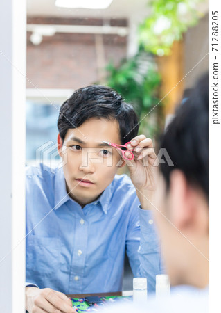 Young men who care for their skin Men's makeup Young men who care for their skin Men's makeup 71288205