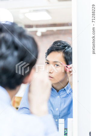 Young men who care for their skin Men's makeup Young men who care for their skin Men's makeup 71288229