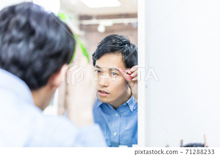Young men who care for their skin Men's makeup 71288233