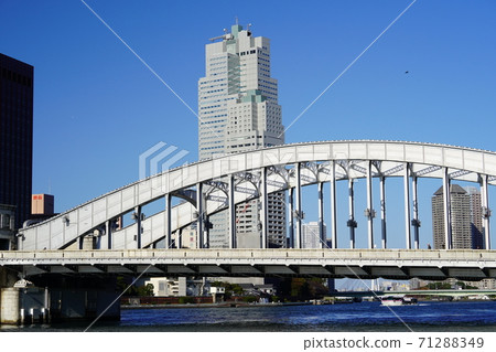 墨田河胜塚大橋和沿河的摩天大樓的風景 墨田河胜塚大橋和沿河的摩天大樓的風景 71288349