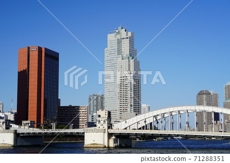 墨田河胜塚大橋和沿河的摩天大樓的風景 墨田河胜塚大橋和沿河的摩天大樓的風景 71288351