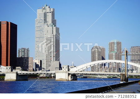 Scenery of the Sumida River Kachidoki Bridge and skyscrapers along the river Scenery of the Sumida River Kachidoki Bridge and skyscrapers along the river 71288352