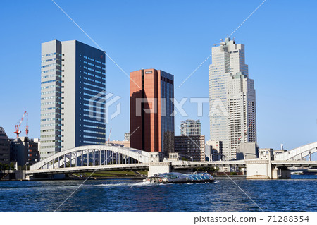 Scenery of the Sumida River Kachidoki Bridge and skyscrapers along the river Scenery of the Sumida River Kachidoki Bridge and skyscrapers along the river 71288354