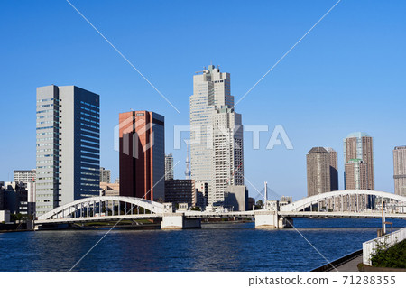 墨田河胜塚大橋和沿河的摩天大樓的風景 墨田河胜塚大橋和沿河的摩天大樓的風景 71288355