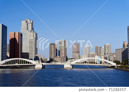 墨田河胜塚大橋和沿河的摩天大樓的風景 墨田河胜塚大橋和沿河的摩天大樓的風景 71288357