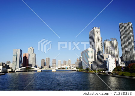 墨田河胜塚大橋和沿河的摩天大樓的風景 墨田河胜塚大橋和沿河的摩天大樓的風景 71288358