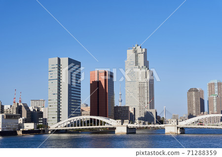墨田河胜塚大橋和沿河的摩天大樓的風景 墨田河胜塚大橋和沿河的摩天大樓的風景 71288359