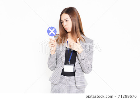 NG標語牌的女商人 NG標語牌的女商人 71289676