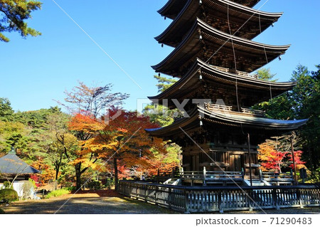 Autumn leaves are wonderful at Fukusenji Temple in autumn Autumn leaves are wonderful at Fukusenji Temple in autumn 71290483