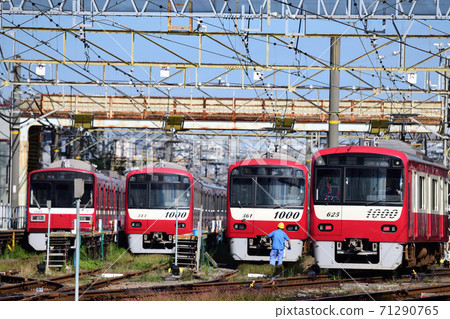 京急列車在車輛基地排成一列 71290765
