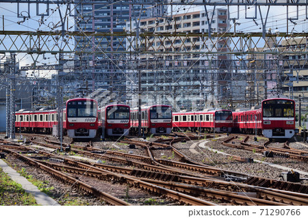 京急列車在車輛基地排成一列 71290766
