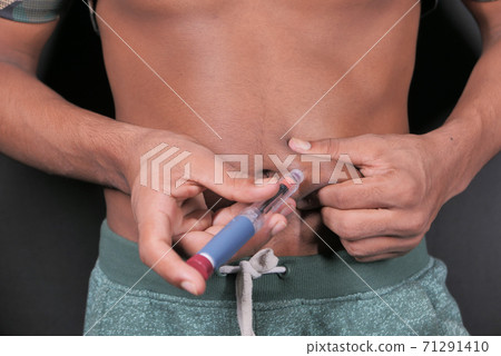 young man hand using insulin pen close up young man hand using insulin pen close up 71291410